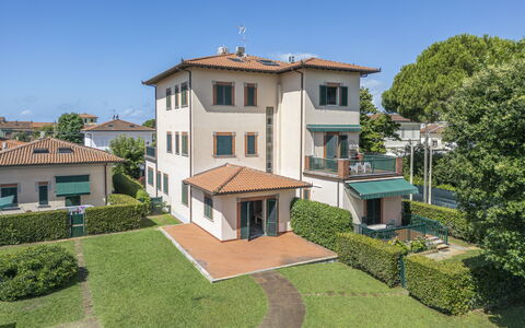 Attico Marino: Zona Residenziale, Arbusto, Casa, Insediamento Umano, Estate, Appartamento, Balcone, Prato, Giardino, Landscaping