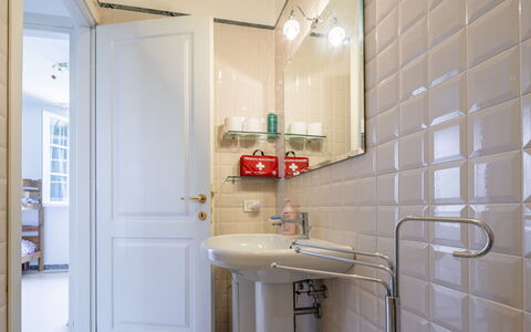 Attico Marino: Parete, Interior Design, Bagno, Idraulico Fixture, Pavimentazione, Pavimento, Idraulico, Lavandino Del Bagno, Rubinetto, Piastrella