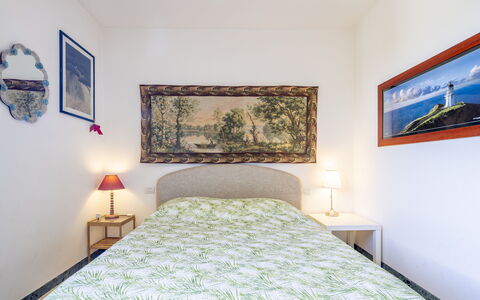 Attico Marino: Letto, Mobilia, Camera Da Letto, Interior Design, Parete, Pavimento, Bedding, Lenzuolo, Pavimentazione, Legna