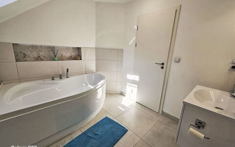 Casa Lenka: Pavimentazione, Idraulico Fixture, Bagno, Vasca Da Bagno, Pavimento, Interior Design, Rubinetto, Idraulico, Lavello, Camera