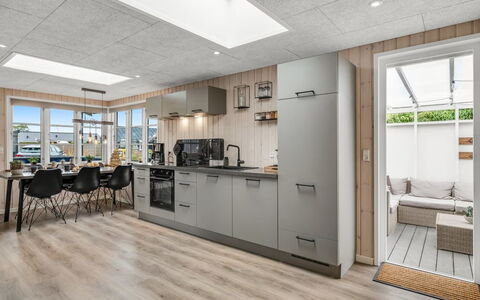 Urda - 50M from the Sea: Pavimentazione, Interior Design, Legna, Soffitto, Pavimento, Cucina, Mobilia, Appartamento, Controsoffitto, Camera