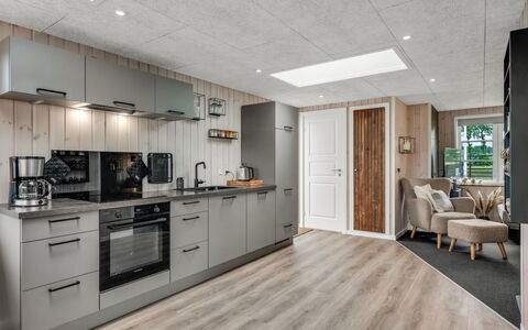 Urda - 50M from the Sea: Legna, Soffitto, Pavimentazione, Cucina, Interior Design, Mobilia, Pavimento, Camera, Appartamento, Controsoffitto