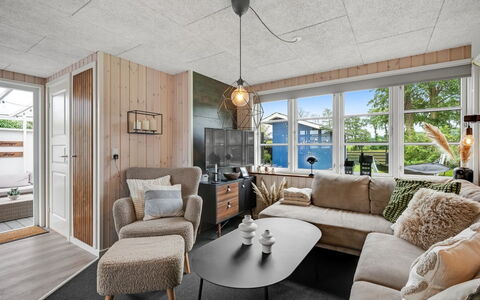 Urda - 50M from the Sea: Legna, Mobilia, Interior Design, Divano, Pavimentazione, Pavimento, Soggiorno, Soffitto, Camera