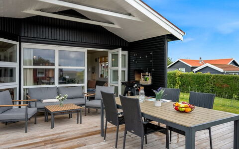 Dragan - 50M from the Sea: Tetto, Casa, Casa, Villetta, Porta, Raccordo, Deck, Portico, Plank, Latifoglie