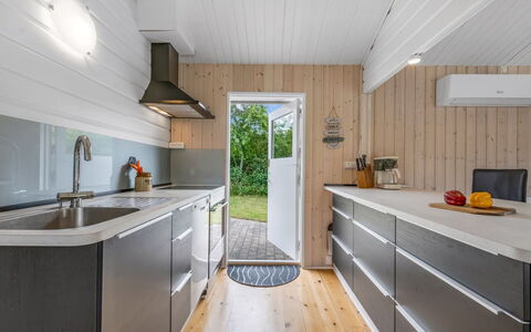 Blesse - 500M to the Fjord: Legna, Pavimentazione, Cucina, Controsoffitto, Pavimento, Interior Design, Elettrodomestico Da Cucina, Apparecchio Major, Cabinetry, Mobilia