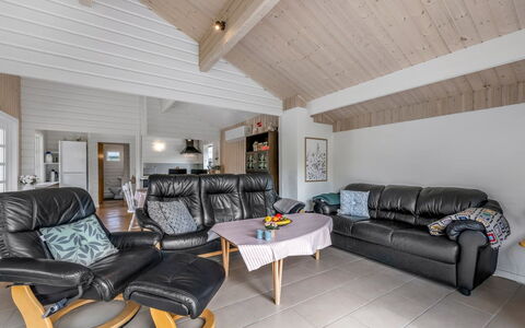 Blesse - 500M to the Fjord: Interior Design, Legna, Mobilia, Soffitto, Divano, Soggiorno, Pavimentazione, Casa, Pavimento, Camera