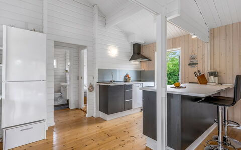 Blesse - 500M to the Fjord: Pavimentazione, Cucina, Legna, Pavimento, Interior Design, Controsoffitto, Soffitto, Apparecchio Major, Elettrodomestico Da Cucina, Pavimento In Legno