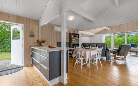 Blesse - 500M to the Fjord: Pavimentazione, Legna, Pavimento, Pavimento In Legno, Soffitto, Interior Design, Mobilia, Cucina, Controsoffitto, Pavimento Laminato