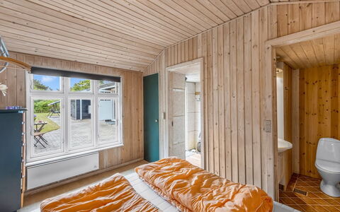 Blesse - 500M to the Fjord: Legna, Camera Da Letto, Soffitto, Pavimento, Pavimentazione, Interior Design, Letto, Camera, Lenzuolo, Telaio Del Letto