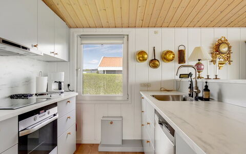 Fani - 150M from the Sea: Cucina, Controsoffitto, Legna, Pavimentazione, Interior Design, Elettrodomestico Da Cucina, Cabinetry, Soffitto, Illuminazione, Casa