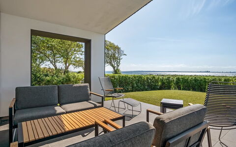 Nille - 30M from the Sea: Legna, Casa, Portico, Deck, Latifoglie, Tetto, Color Legno, Pavimento In Legno, Eco Hotel