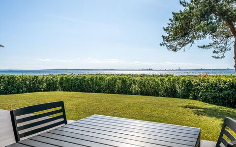 Nille - 30M from the Sea: Legna, Casa, Portico, Deck, Latifoglie, Tetto, Color Legno, Pavimento In Legno, Eco Hotel