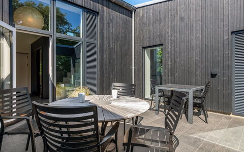 Nille - 30M from the Sea: Legna, Casa, Portico, Deck, Latifoglie, Tetto, Color Legno, Pavimento In Legno, Eco Hotel