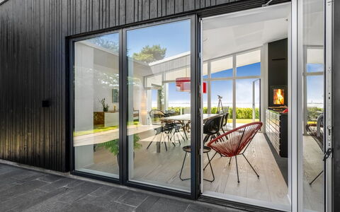 Nille - 30M from the Sea: Legna, Casa, Portico, Deck, Latifoglie, Tetto, Color Legno, Pavimento In Legno, Eco Hotel