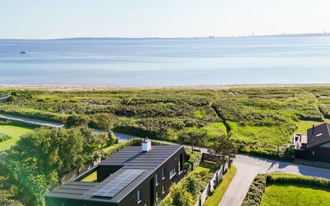 Nille - 30M from the Sea: Legna, Casa, Portico, Deck, Latifoglie, Tetto, Color Legno, Pavimento In Legno, Eco Hotel