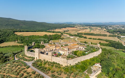 Casa La Cedrina, Pool, Lornano: Paesaggio, Villaggio, Visione Globale, Fotografia Aerea, Landscaping, Fortificazione, Piantagione, Castello