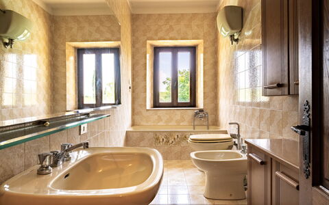 Casa La Cedrina, Pool, Lornano: Idraulico Fixture, Lavandino Del Bagno, Interior Design, Lavello, Bagno, Pavimentazione, Pavimento, Rubinetto, Idraulico, Illuminazione