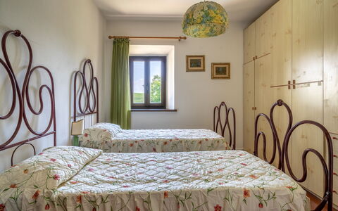 Casa La Cedrina, Pool, Lornano: Parete, Camera Da Letto, Letto, Mobilia, Bedding, Interior Design, Biancheria, Lenzuolo, Telaio Del Letto, Camera