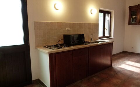 Casa Salvia, Ac, Wifi, Narni: Pavimentazione, Legna, Interior Design, Controsoffitto, Pavimento, Cucina, Mobilia, Illuminazione, Elettrodomestico Da Cucina, Marrone