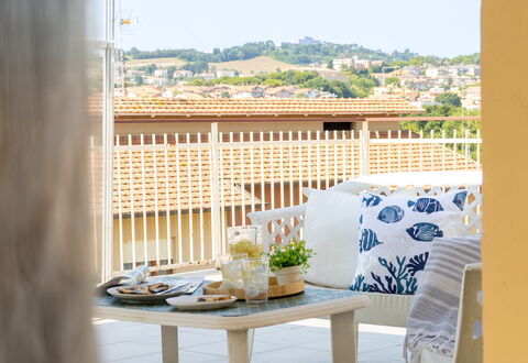 Sopraloreto Apartment: Mobilia, Interior Design, Sedia, Mobili Da Esterno, Balcone, Shade, Color Legno, Design, Pianta Della Casa, Biancheria