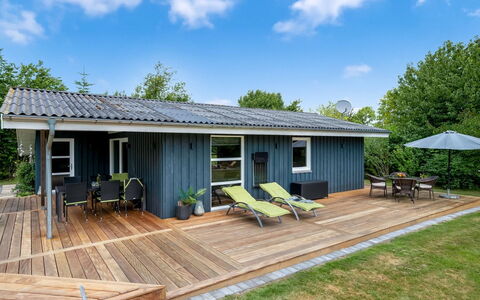 Ellie - 500M from the Sea: Villetta, Backyard, Cortile, Edifici Giardino, Capannone, Raccordo, Mobili Da Esterno, Log Cabin, Struttura Esterna, Baracca