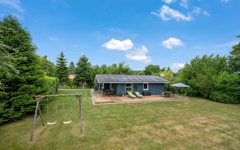 Ellie - 500M from the Sea: Villetta, Backyard, Cortile, Edifici Giardino, Capannone, Raccordo, Mobili Da Esterno, Log Cabin, Struttura Esterna, Baracca