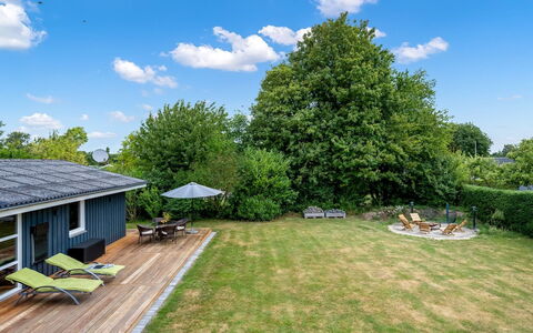 Ellie - 500M from the Sea: Villetta, Backyard, Cortile, Edifici Giardino, Capannone, Raccordo, Mobili Da Esterno, Log Cabin, Struttura Esterna, Baracca