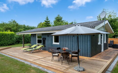 Ellie - 500M from the Sea: Villetta, Backyard, Cortile, Edifici Giardino, Capannone, Raccordo, Mobili Da Esterno, Log Cabin, Struttura Esterna, Baracca