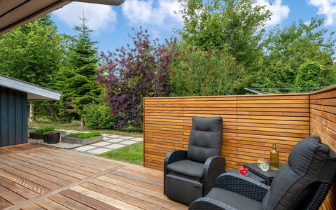 Ellie - 500M from the Sea: Villetta, Backyard, Cortile, Edifici Giardino, Capannone, Raccordo, Mobili Da Esterno, Log Cabin, Struttura Esterna, Baracca