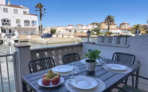 Cilia: Mobilia, Appartamento, Sedia, Mobili Da Esterno, Tavolo Esterno, Balcone, Cucina & Sala Da Pranzo Tavolo, Piastrella, Shade, Pianta Della Casa