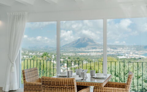 Vista Panoramica: Mobilia, Sedia, Tavolo, Interior Design, Cucina & Sala Da Pranzo Tavolo, Pavimentazione, Pavimento, Sala Da Pranzo, Ristorante, Soffitto