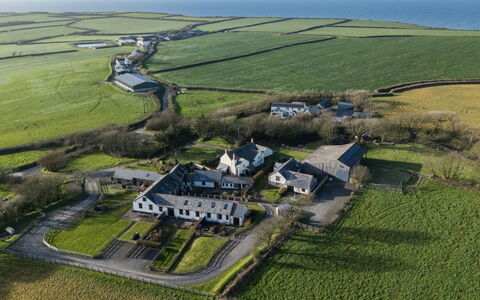 Hawthorn Barn: Zona Residenziale, Casa, Visione Globale, Plain, Paesaggio, Tetto, Casa, Estate, Lotto, Fotografia Aerea