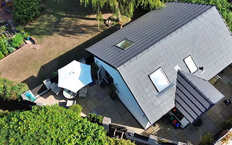 Torino Lodge: Tetto, Casa, Casa, Arbusto, Villetta, Energia Solare, Shade, Giardino, Energia Solare