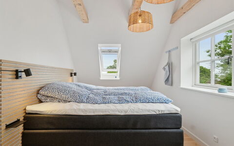 Hermine - 250M from the Sea: Camera Da Letto, Legna, Letto, Pavimento, Bedding, Pavimentazione, Interior Design, Mobilia, Biancheria, Lenzuolo