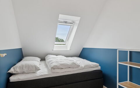 Hermine - 250M from the Sea: Blu, Pavimento, Pavimentazione, Camera Da Letto, Bedding, Telaio Del Letto, Lenzuolo, Color Legno, Latifoglie, Letto