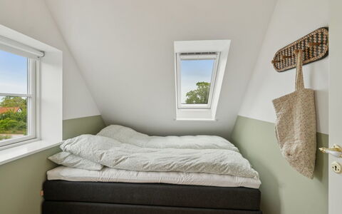 Hermine - 250M from the Sea: Camera Da Letto, Pavimento, Pavimentazione, Legna, Letto, Interior Design, Bedding, Lenzuolo, Biancheria, Telaio Del Letto