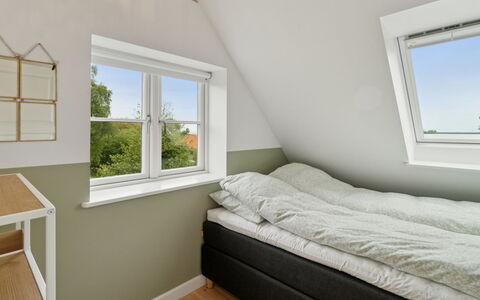 Hermine - 250M from the Sea: Legna, Pavimentazione, Camera Da Letto, Interior Design, Pavimento, Letto, Soffitto, Bedding, Casa, Telaio Del Letto