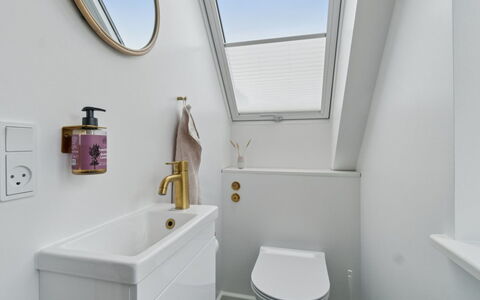 Hermine - 250M from the Sea: Bagno, Idraulico Fixture, Interior Design, Pavimentazione, Gabinetto, Pavimento, Idraulico, Rubinetto, Lavello, Casa