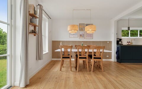 Hermine - 250M from the Sea: Mobilia, Pavimentazione, Pavimento In Legno, Pavimento, Interior Design, Legna, Soffitto, Pavimento Laminato, Cucina & Sala Da Pranzo Tavolo, Sala Da Pranzo