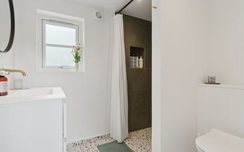 Hermine - 250M from the Sea: Pavimentazione, Bagno, Parete, Pavimento, Interior Design, Idraulico Fixture, Gabinetto, Soffitto, Toilet Seat, Idraulico
