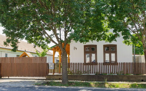 Goggola: Albero, Costruzione, Casa, Zona Residenziale, Casa, Insediamento Umano, Recinzione, Porta, Villetta, Steccato