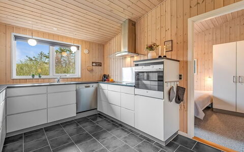 Anelise - 800M to the Fjord: Cucina, Legna, Pavimentazione, Elettrodomestico Da Cucina, Apparecchio Major, Controsoffitto, Soffitto, Interior Design, Pavimento, Cabinetry
