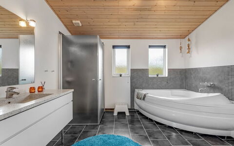 Anelise - 800M to the Fjord: Pavimentazione, Interior Design, Idraulico Fixture, Soffitto, Pavimento, Lavello, Idraulico, Rubinetto, Bagno, Casa