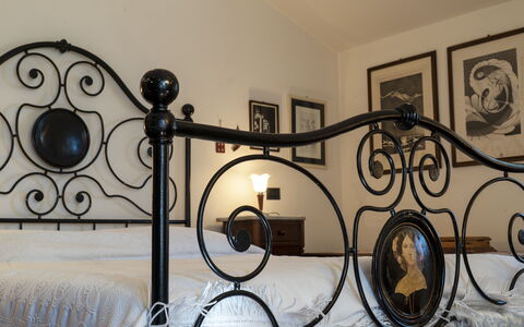 Country Historical House Lucca: Interior Design, Camera Da Letto, Telaio Del Letto, Letto, Ferro, Metallo, Bedding, Lenzuolo, Latifoglie