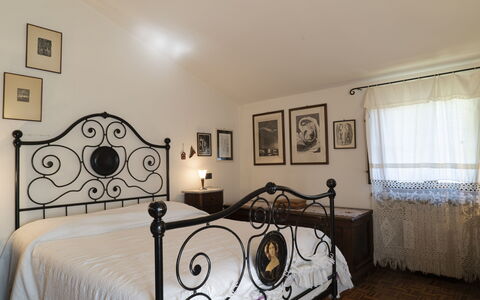 Country Historical House Lucca: Letto, Mobilia, Camera Da Letto, Interior Design, Pavimentazione, Bedding, Pavimento, Lenzuolo, Soffitto, Biancheria