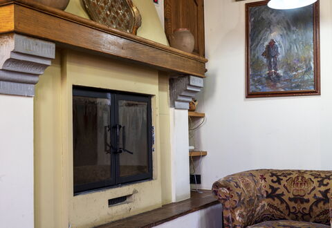 Country Historical House Lucca: Legna, Interior Design, Pavimentazione, Mobilia, Pavimento, Camera, Cornice, Soggiorno, Focolare, Color Legno