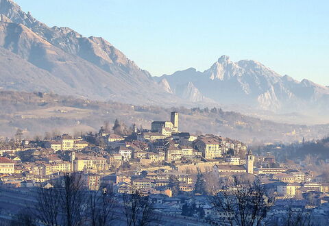 Casa Zaira: Geografia Montane, Collina, Montagna, Zona Residenziale, Tetto, Cittadina, Paesaggio, Hill Station, Highland, Catena Montuosa