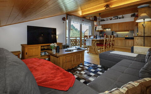Mon Abri B: Mobilia, Interior Design, Divano, Pavimentazione, Soffitto, Legna, Televisione, Soggiorno, Camera, Pavimento