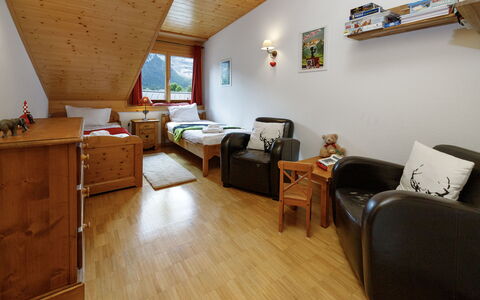 Mon Abri B: Mobilia, Interior Design, Soffitto, Camera, Sedia, Cabinetry, Latifoglie, Vernice, Color Legno, Pavimento In Legno