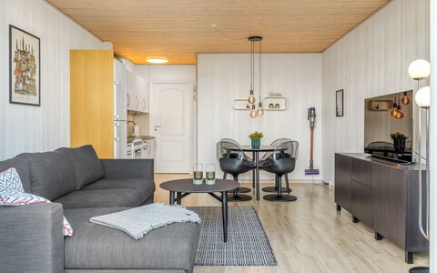 Kjera - 2.4Km from the Sea: Mobilia, Interior Design, Pavimentazione, Divano, Legna, Pavimento, Soffitto, Soggiorno, Lampada, Camera